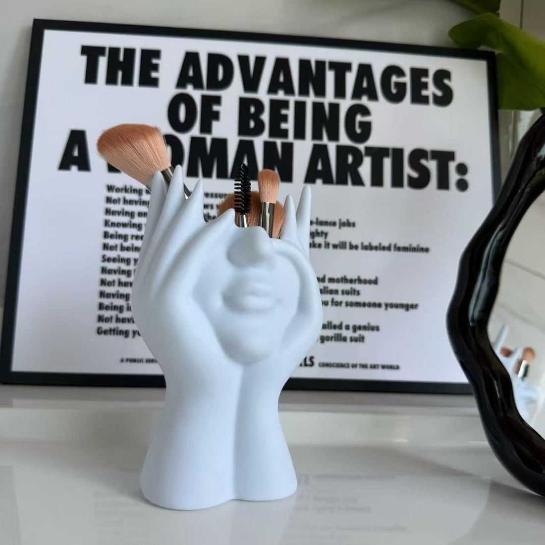 Creative Face‑Shaped Makeup Brush Holder & Portable Magnetic Phone Stand