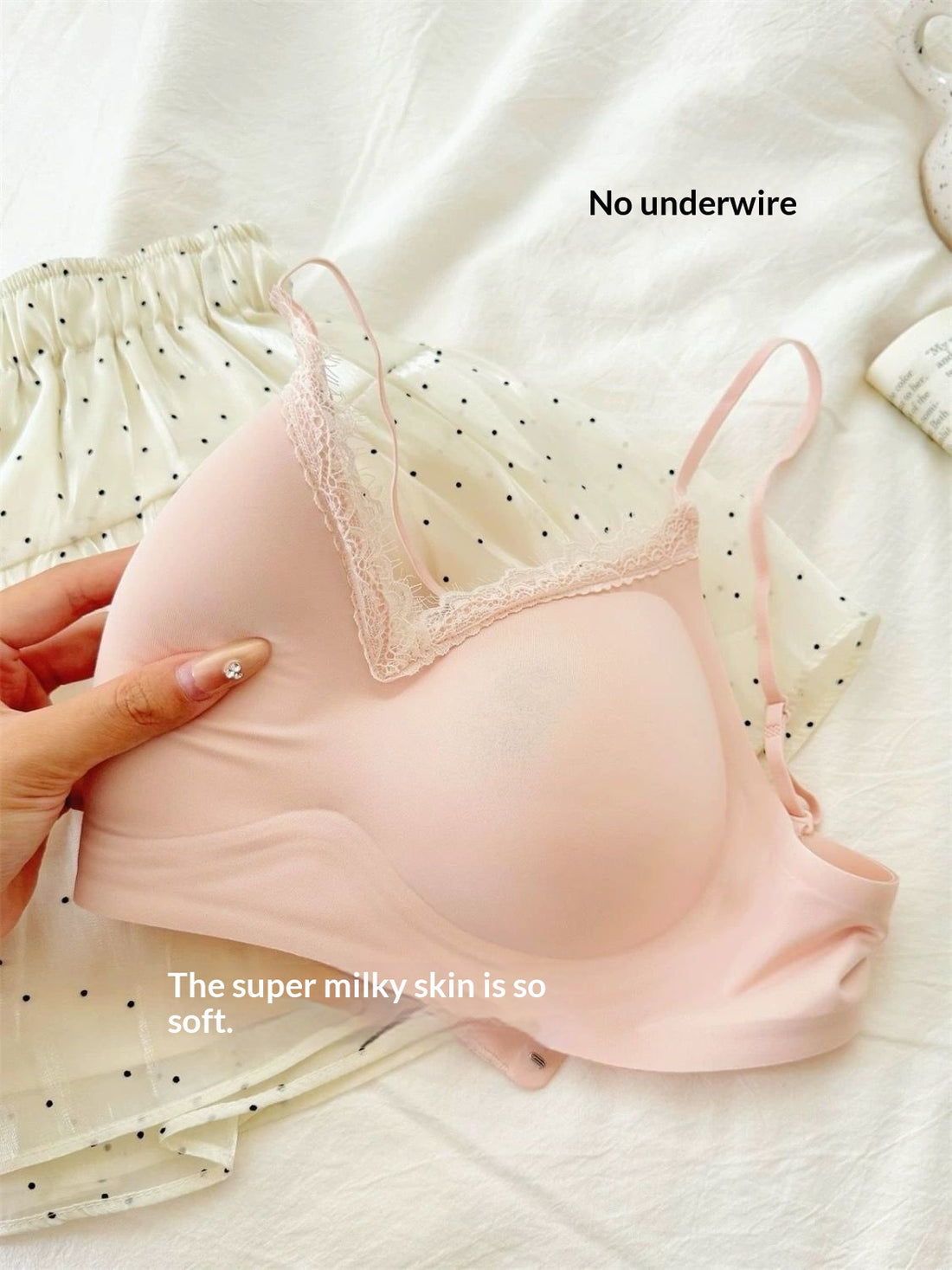 Strapless Lace-trimmed Seamless-cup Wireless Bra That Helps Control Un