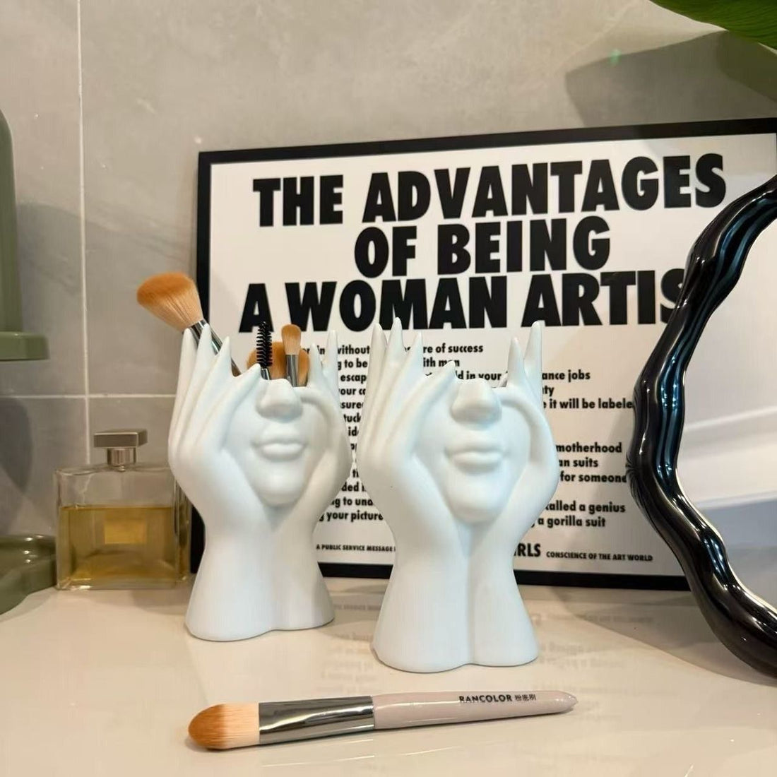 Creative Face‑Shaped Makeup Brush Holder & Portable Magnetic Phone Stand