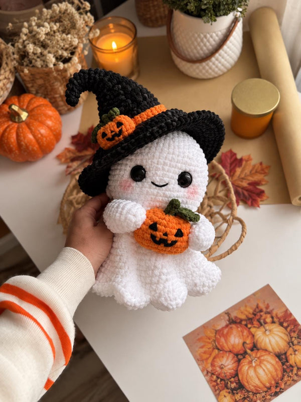 Häkelanleitung Geister-Gespenst, Chenille-Amigurumi mit Hexenhut und Kürbis, Halloween-Plüschtier PDF