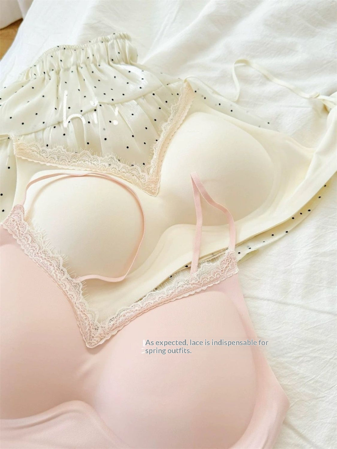 Strapless Lace-trimmed Seamless-cup Wireless Bra That Helps Control Un