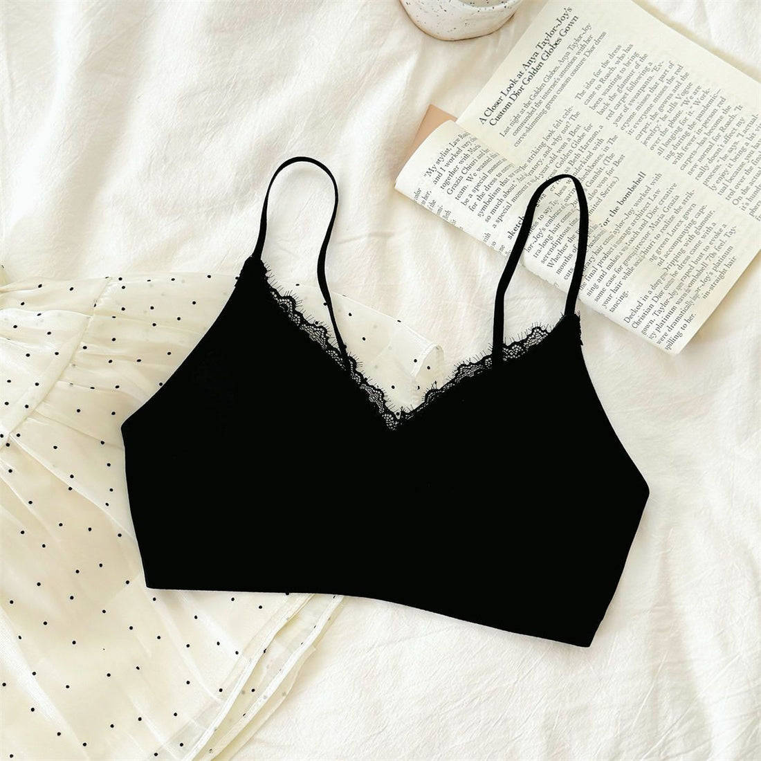 Strapless Lace-trimmed Seamless-cup Wireless Bra That Helps Control Un