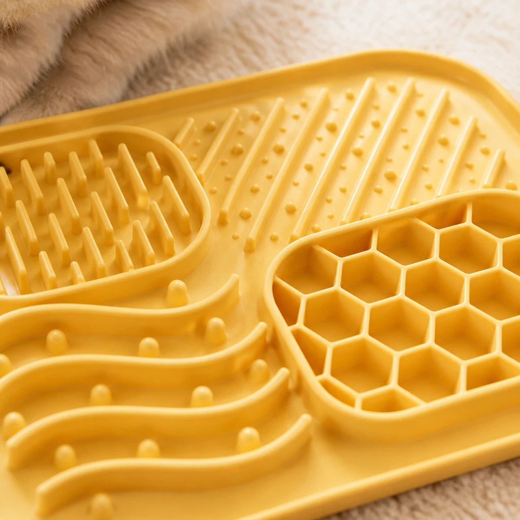 Silicone 4‑Zone Licking & Slow‑Feeding Mat – Suction Cups for Dogs & Cats